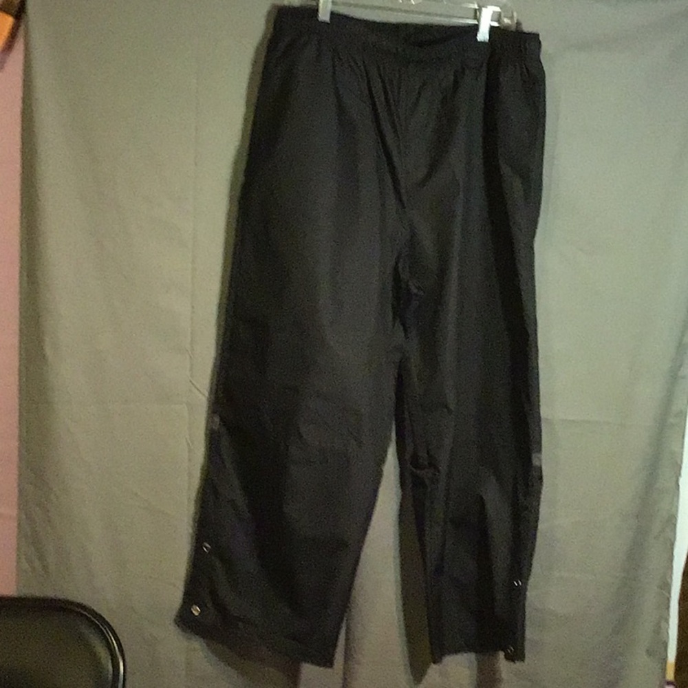 NIKE GOLF men’s bottoms w/pockets, snaps on the bottom sides,  sz XL  black